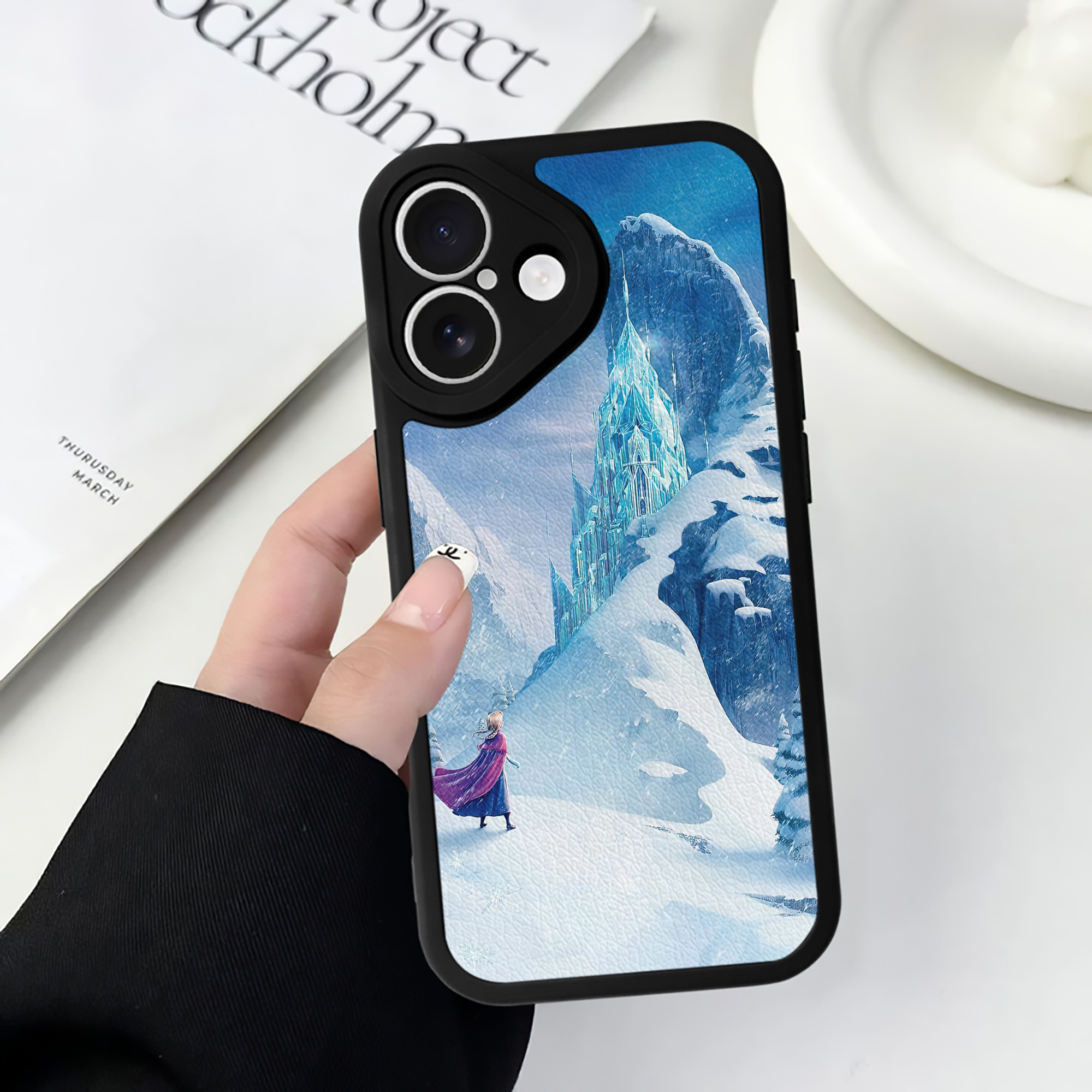 （画像用） アナと雪の女王 アンナ エルサ Frozen Anna Elsa 【iPhone 16シリーズ対応】シリコンスマホケース（レザー調） 材質：シリコン